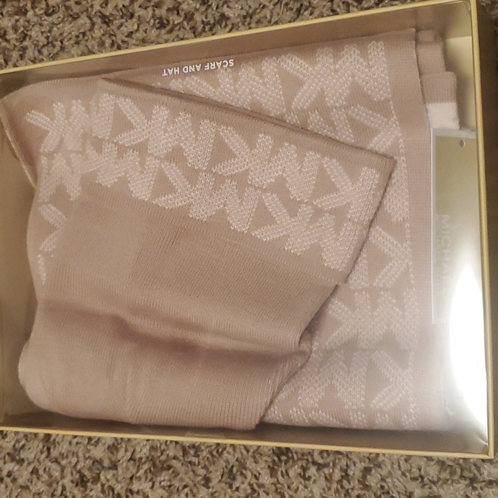 MICHAEL KORS Scarf and Hat Set